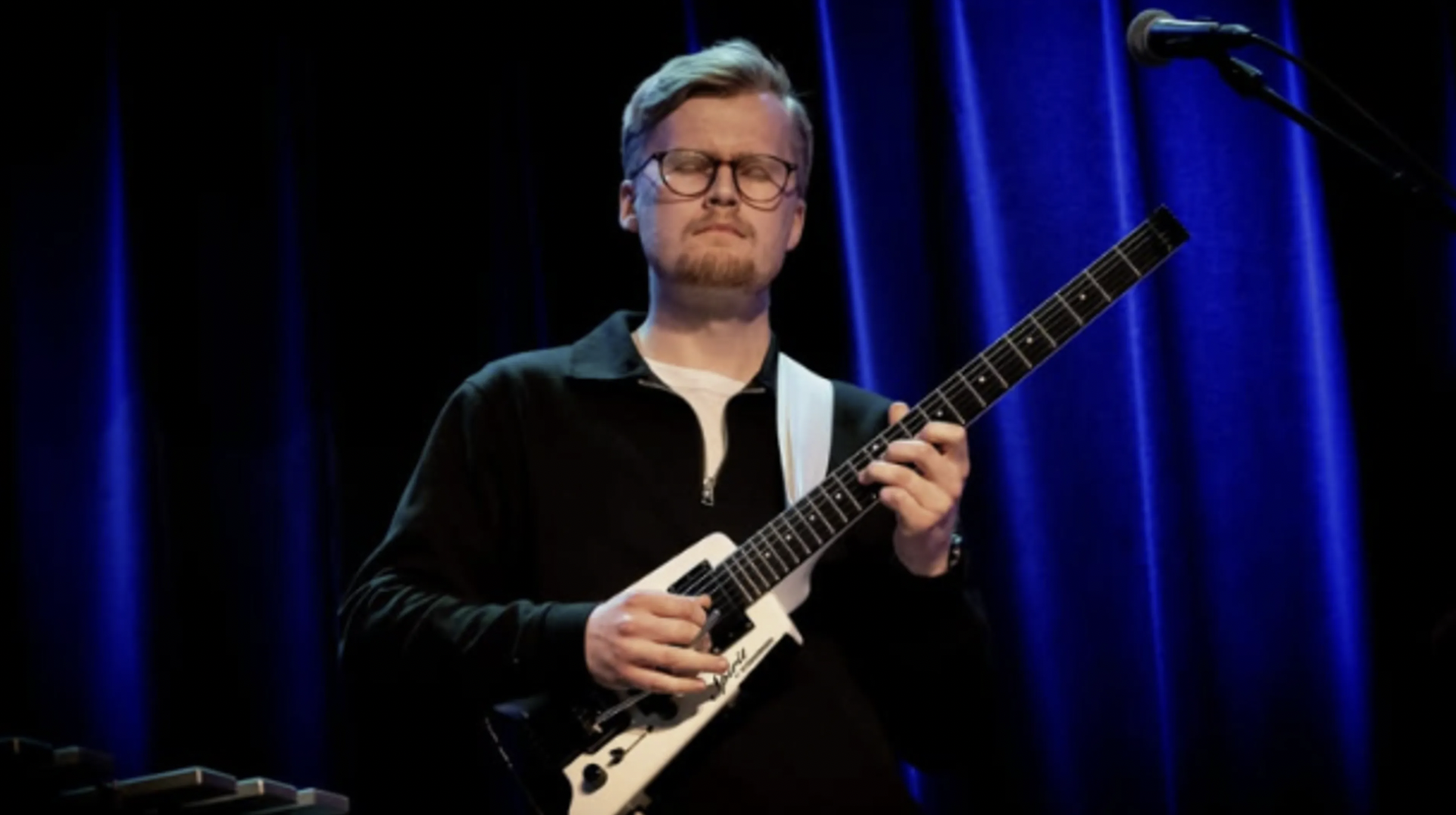 Folk under tredve spiller standardlåter: Vetle Skåli gallery 1